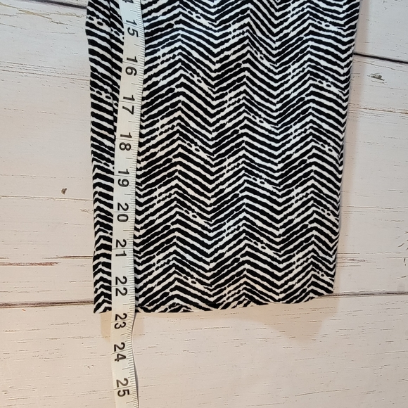 Chico's Crop Zebra Style Print Crop Leg Caucho Capri Pants Women's Size 1 - Picture 16 of 16